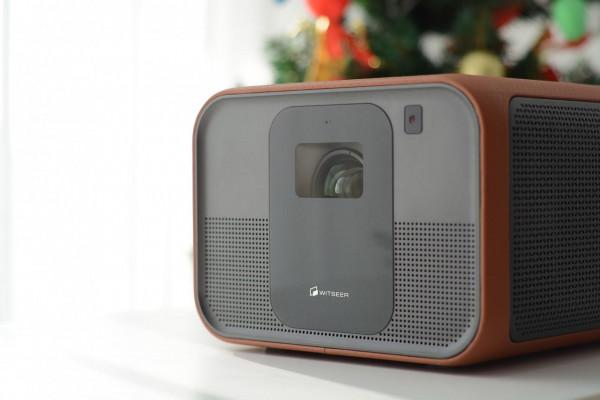 幾千元投影就能有幾萬元鐳射電視的體驗，慧示J1 Pro評測