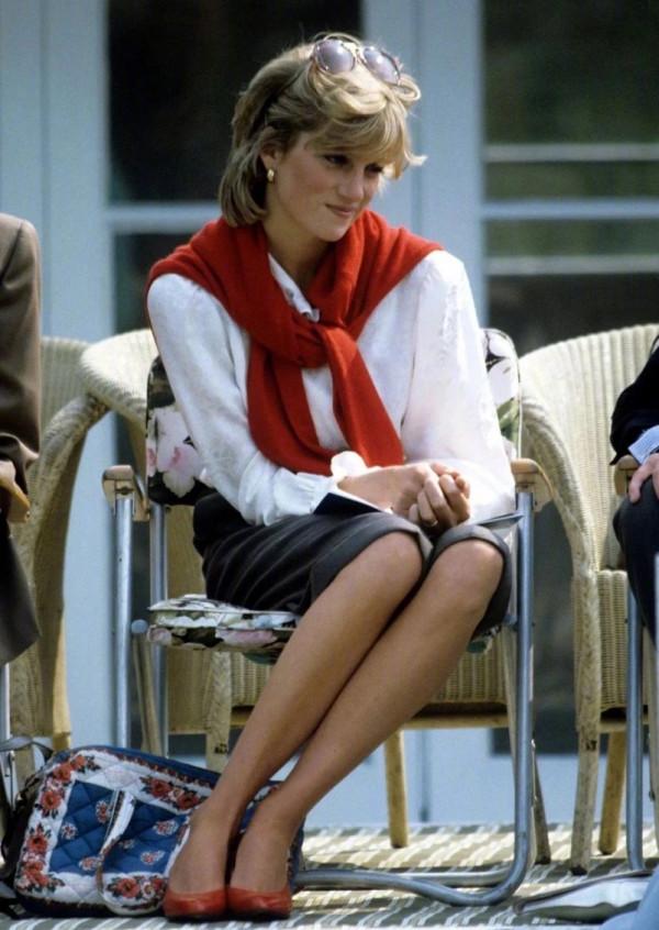 氣質與奢侈品無關,梅根想模仿戴安娜的高階感,結果卻是東施效顰 氣質與奢侈品無關,梅根想模仿戴安娜的高階感,結果卻是東施效顰