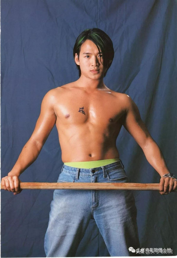 53歲“古惑仔”發福現身，陳小春倒茶叫他大哥，張柏芝第一個男人