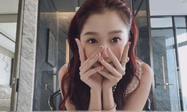 家族背景大揭秘!明星關曉彤,京圈兒背景到底有多強大 家族背景大揭秘!明星關曉彤,京圈兒背景到底有多強大