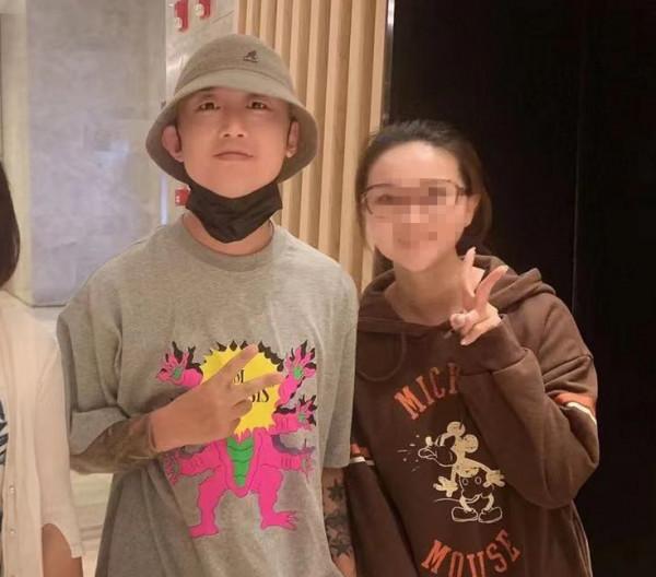 《披哥》慶功宴，大嫂團齊聚一堂，張晉蔡少芬十指緊扣成全場最甜