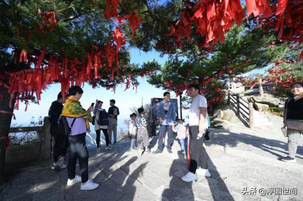 河南平頂山：遊客手拿國旗臉上洋溢著笑臉 登山觀景