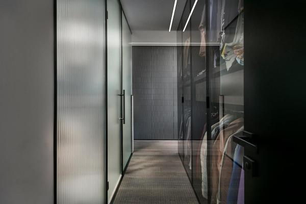 99㎡裝出大平層效果，12㎡的大陽臺只裝護欄不封窗，這才是真享受