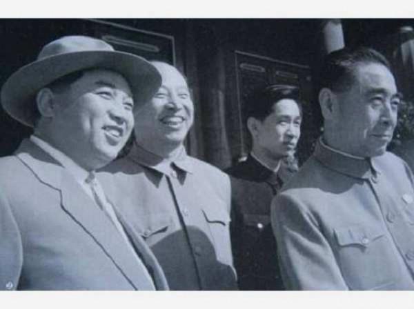 周總理去世，金日成哭紅雙眼推遲眼疾手術，後指示建造周恩來銅像