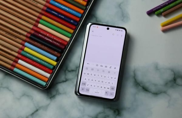 文字輸入新體驗，OPPO Find N：將螢幕彎折進行打字你見過嗎？