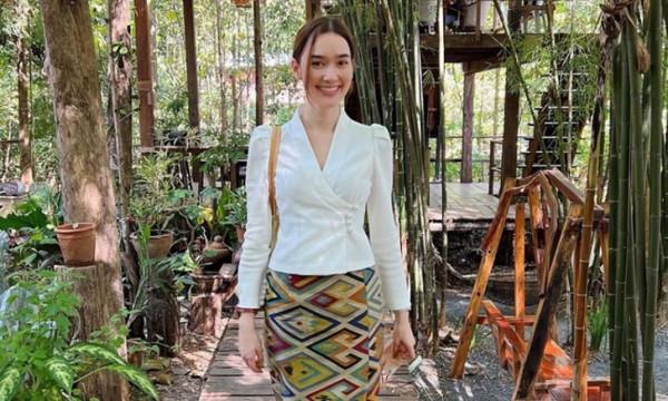 泰國";迪爾娜";穿著優雅的信參加了一個盛宴 泰國";迪爾娜";穿著優雅的信參加了一個盛宴