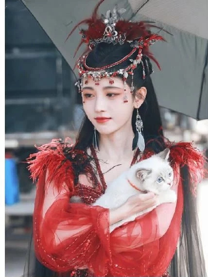 造型不夠掛墜來湊，鞠婧禕古裝標配：愛豆妝+掛墜，雞毛也當髮飾