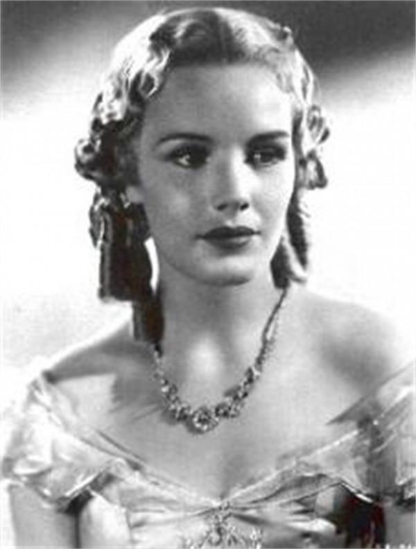 70年女星弗蘭西斯病逝醫院，曾被親媽切除前額葉，還被送進瘋人院