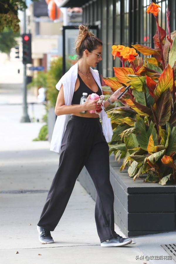 Alessandra穿黑色運動裝高挑有型，身披白色長袖衫休閒風十足