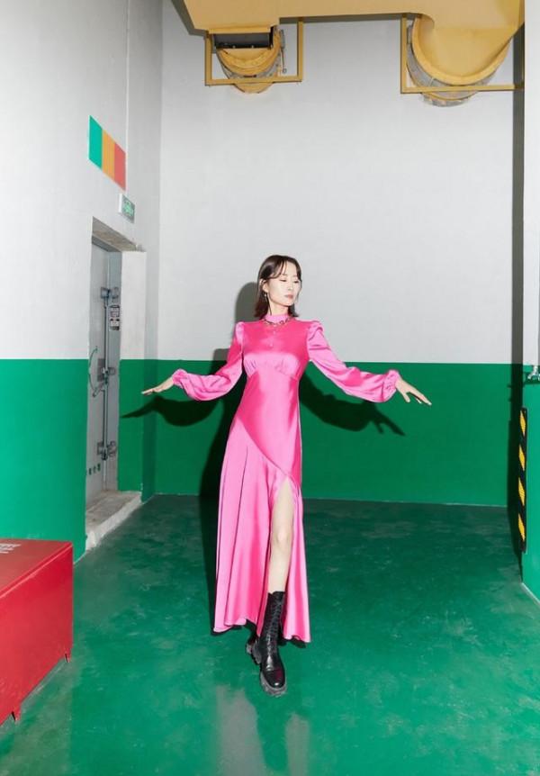 45歲劉敏濤心態超年輕，亮粉色連衣裙襯托出曼妙的身姿，氣質優雅