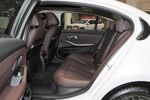 實拍寶馬3系頂配：配2&period;0T動力，5&period;9秒可破百，家用、運動樣樣行