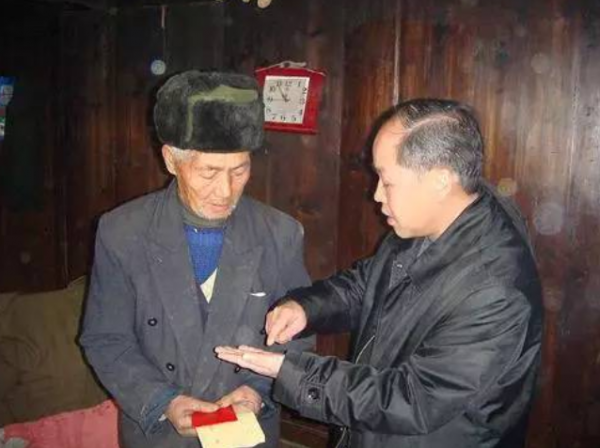 湖南一老農，妻子住院無錢治，無奈給政府寫信：我是毛主席警衛員