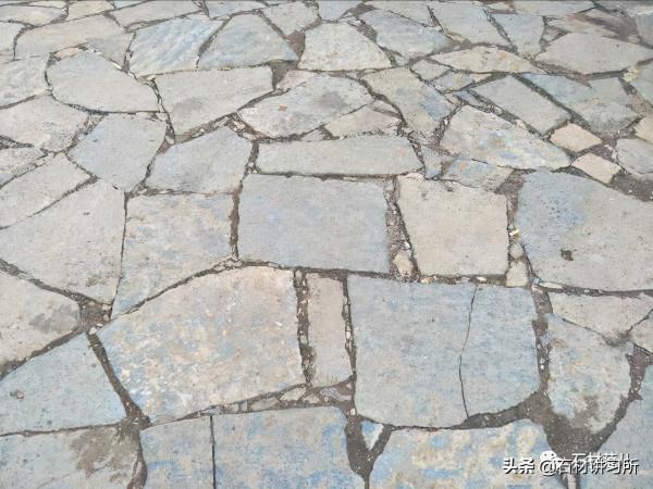 &OpenCurlyDoubleQuote;石頭寨&rdquo;裡看石頭