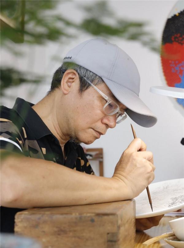 廣彩文化傳承人鍾忠：用心用情描繪“熱鬧人間”