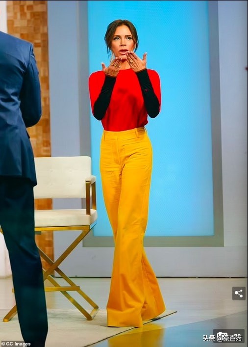 貝嫂番茄炒蛋紅黃配色著裝被嘲像麥當勞叔叔，網友：不要再打針了