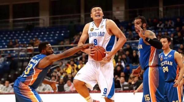 山東中鋒獲兩年續約，已為廣東隊奪8個總冠軍，空姐妻子貌美如花