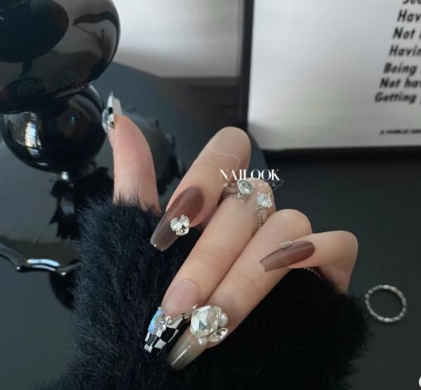 冬季女神款美甲,立體鑽球,帶上你的小姐妹一期約起來吧 冬季女神款美甲,立體鑽球,帶上你的小姐妹一期約起來吧