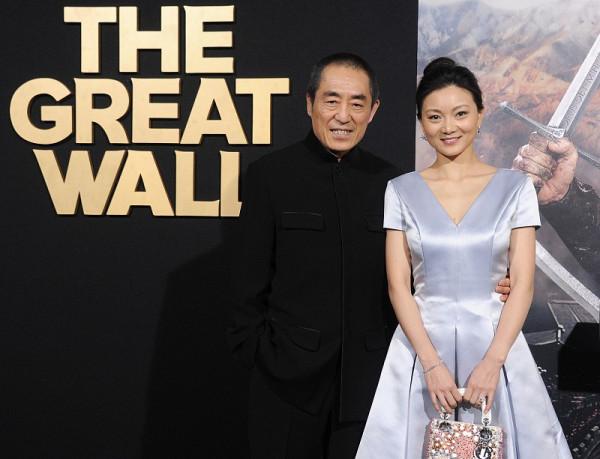 張藝謀小31歲嬌妻挺有“闊太範”，身穿灰裙挺大氣，看著真富態