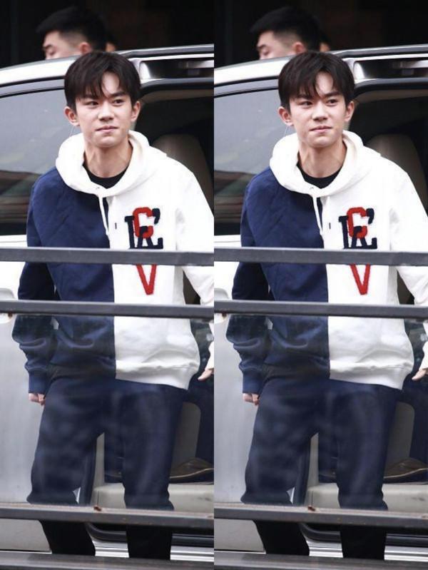 易烊千璽真是長大了,身穿襯衫和男人一樣,俊朗五官看不出少年氣 易烊千璽真是長大了,身穿襯衫和男人一樣,俊朗五官看不出少年氣