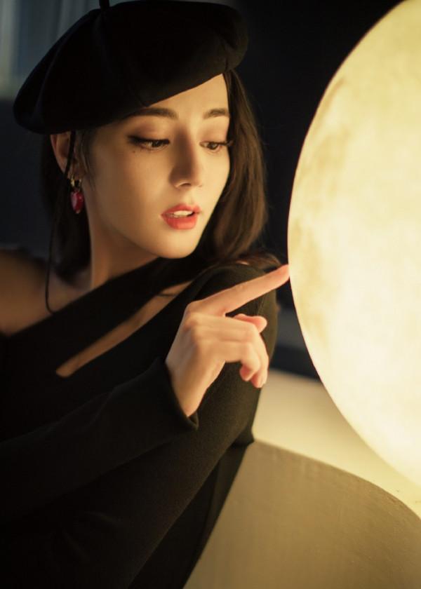 迪麗熱巴黑色斜肩上衣搭短裙秀美腿