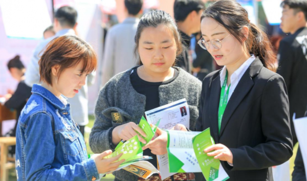 90後出現“新型啃老”，卻獲得父母極力支援，最後拖垮了整個家庭