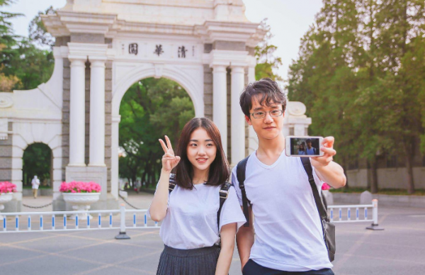 雲南某高校操場，大學生情侶看臺上“親密運動”，引百名學生圍觀