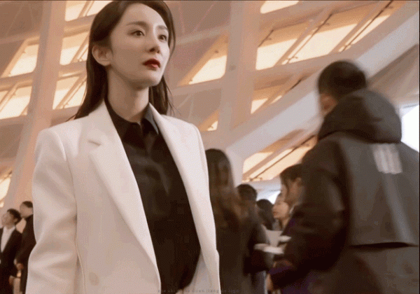 離婚2年，楊冪公開“嘲諷”前任：“求我也不會幫忙！”​