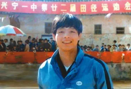 1986年第五屆魚尾獅杯,國足7戰6勝1平,最終捧起冠軍獎盃 1986年第五屆魚尾獅杯,國足7戰6勝1平,最終捧起冠軍獎盃