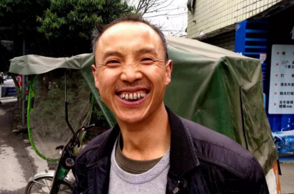 當兵3年，退役後幹28年裝卸工，2019年憑啥能參加國防記者會？