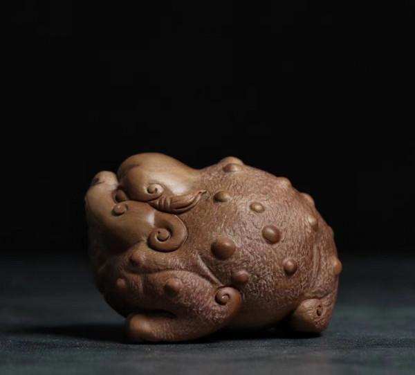 檀香一塊，雕萌萌金蟾一隻！好漂亮的木雕把件