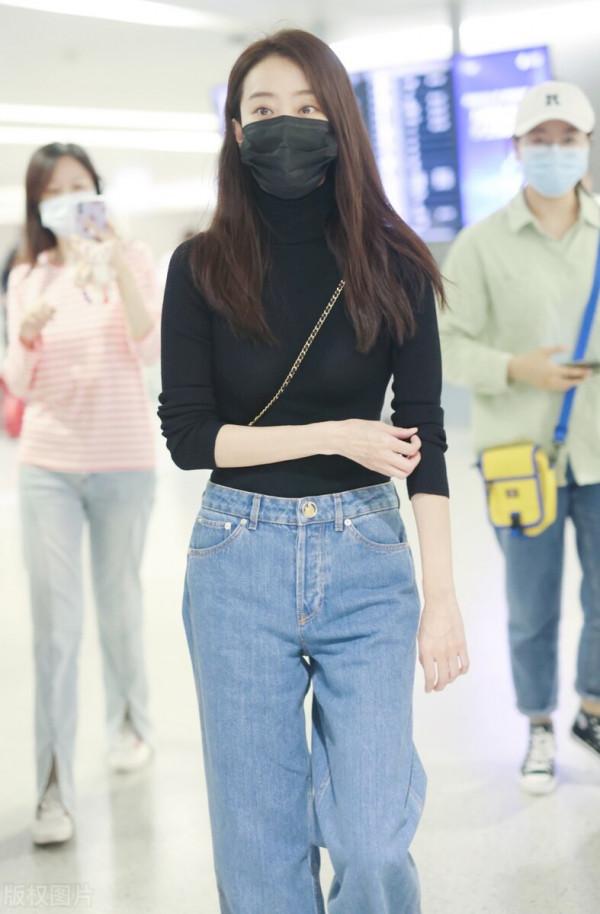 張小斐穿黑色針織衫搭配牛仔褲，長髮披肩不失女人味