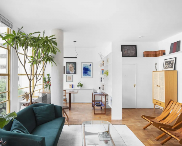 將隔牆盡情拆除後，這個家通透明亮並且可以欣賞到不遠處的山景