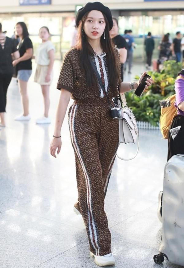 程瀟不愧是“人間芭比”，戴上貝雷帽太可愛了，這五官真是優越