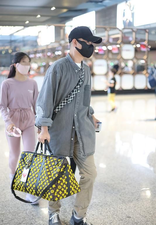 文章父女仨罕合體！長女貼心照顧妹妹打扮樸素，他背6萬包超冷酷