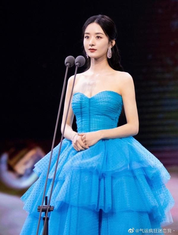 趙麗穎藍色蛋糕裙與後面泳池相互輝映，感覺像是海天一線美極了