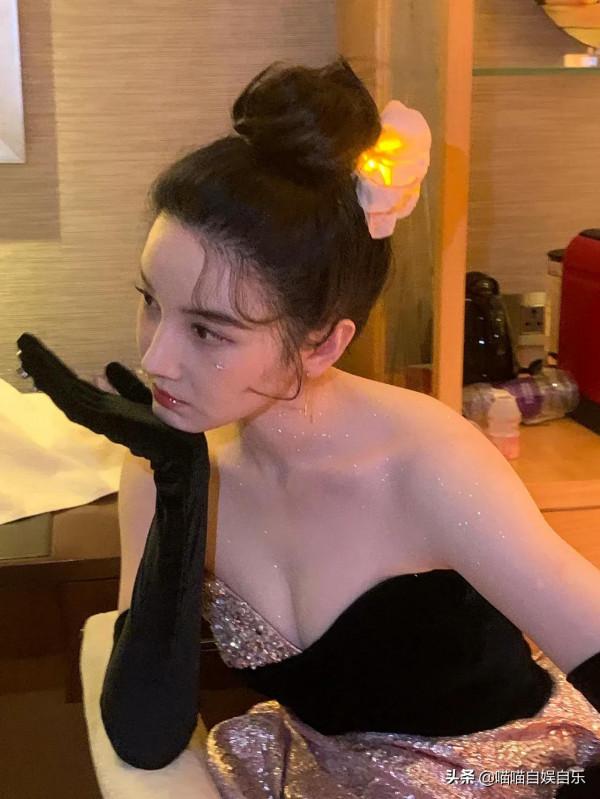 陳小紜冬日裙襬輕曳，入選“2021鳳凰網時尚之選”