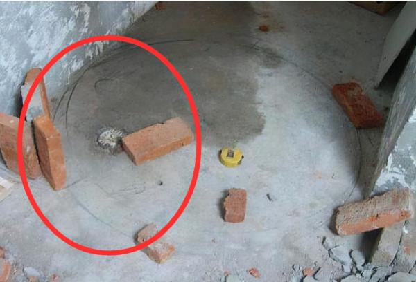 老爸為了省錢用磚砌淋浴房，朋友都吐槽說：像棺材，氣炸了