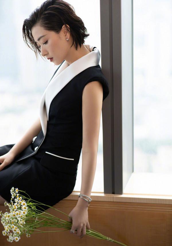 萬茜舞臺新造型太A了,穿馬甲裙配溼發又帥又撩,使人看了不淡定 萬茜舞臺新造型太A了,穿馬甲裙配溼發又帥又撩,使人看了不淡定