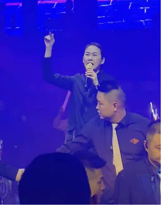 港星湯寶如近況罕曝光，現身內地酒吧商演，被指：像清潔工阿姨