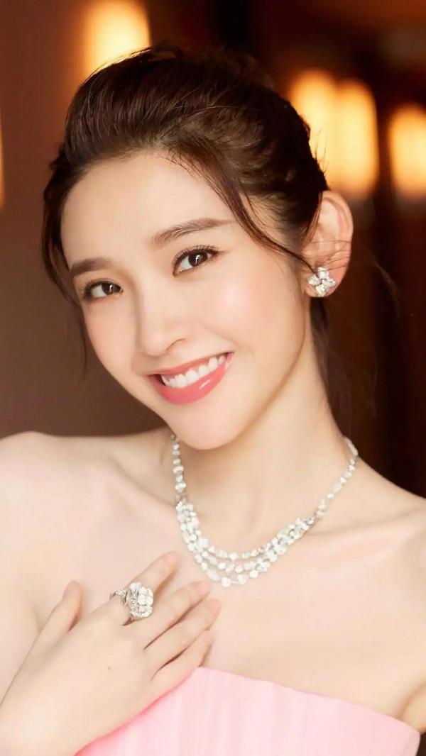 演員唐藝昕美圖欣賞 演員唐藝昕美圖欣賞