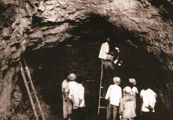 1957年明定陵被挖掘，出土400年前的皇帝純金帽子，僅一頂