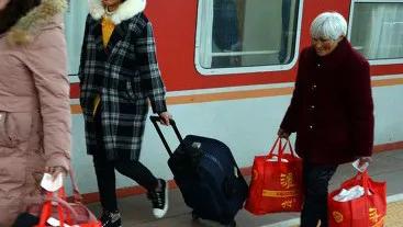 躲在車站哭泣的老人…… 躲在車站哭泣的老人……