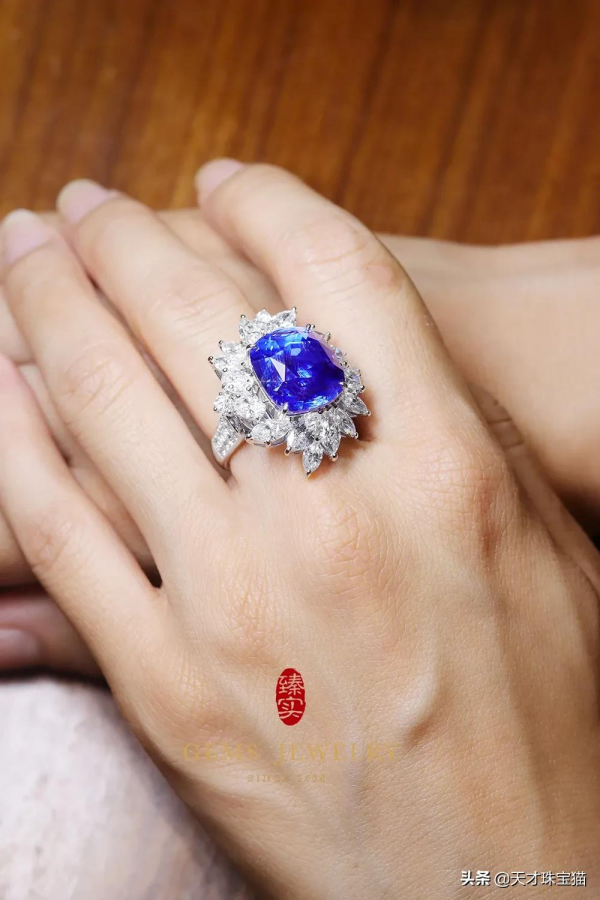 | 深秋的彩寶 |20克拉、哥倫比亞、Muzo、Verdant、皇家藍 | 深秋的彩寶 |20克拉、哥倫比亞、Muzo、Verdant、皇家藍