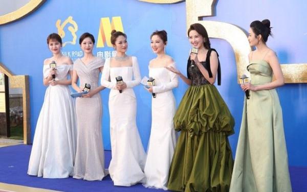 央視“六公主”主持團，穿華服走紅毯，董卿接班人戴奢華珠寶撐場