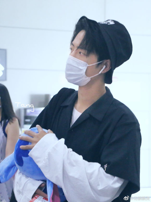 早年在機場手抱著娃娃帶著帽子的肖戰,你見過嗎? 早年在機場手抱著娃娃帶著帽子的肖戰,你見過嗎?