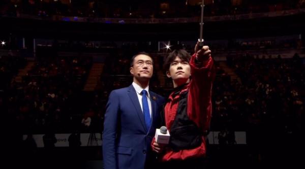 易烊千璽和粉絲的新合照久違的大合照，每次見面都是愛的奔赴