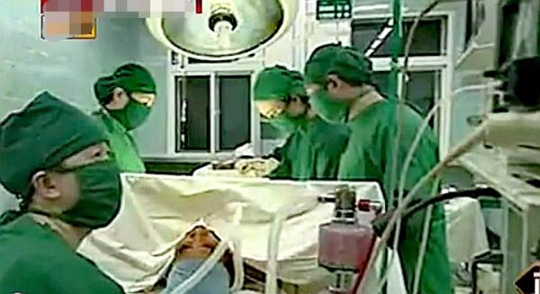 2000年，老漢移植小夥心臟性情大變，瘋狂作詩99首，做夢被人追殺