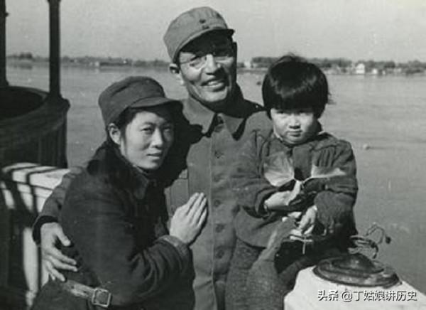 朱瑞犧牲後:妻不改嫁,為年邁的婆婆養老送終,兩個女兒繼承父業 朱瑞犧牲後:妻不改嫁,為年邁的婆婆養老送終,兩個女兒繼承父業