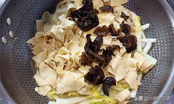 白菜和幹豆腐熱乎乎地燉一鍋，吃完渾身暖和，上桌連湯汁都不剩