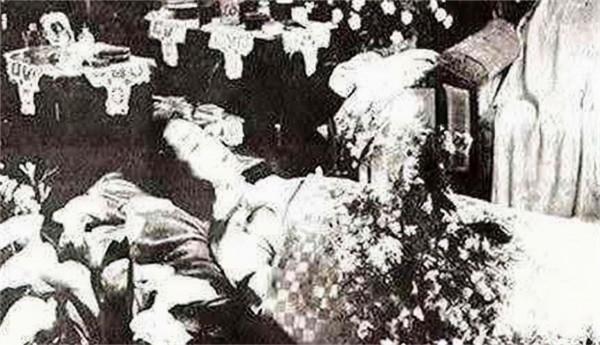 同被唐季珊騙情,阮玲玉自盡30萬人送葬,張織雲當遊娼沿街乞討 同被唐季珊騙情,阮玲玉自盡30萬人送葬,張織雲當遊娼沿街乞討